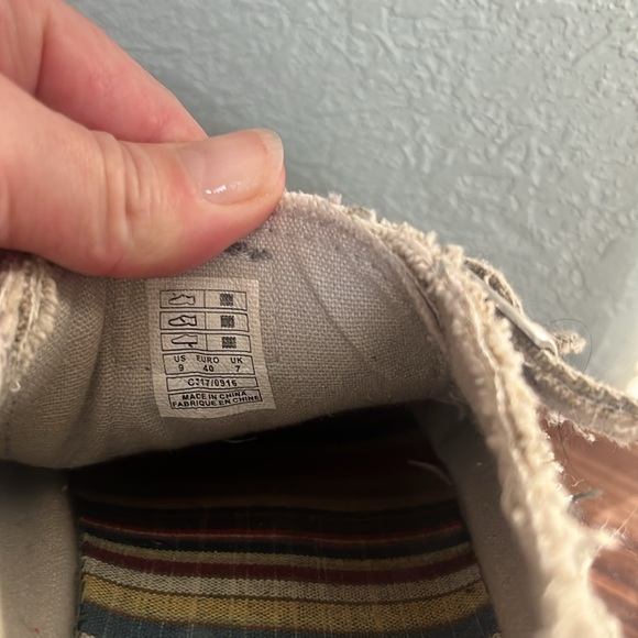 Roxy Gray Slip-On Sneakers - Picture 6 of 7